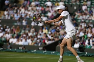 Jannik Sinner, ici à Wimbledon l'an dernier, a montré qu'il était à l'aise sur toutes les surfaces en s'imposant à Halle dimanche. KEYSTONE/AP/ALASTAIR GRANT